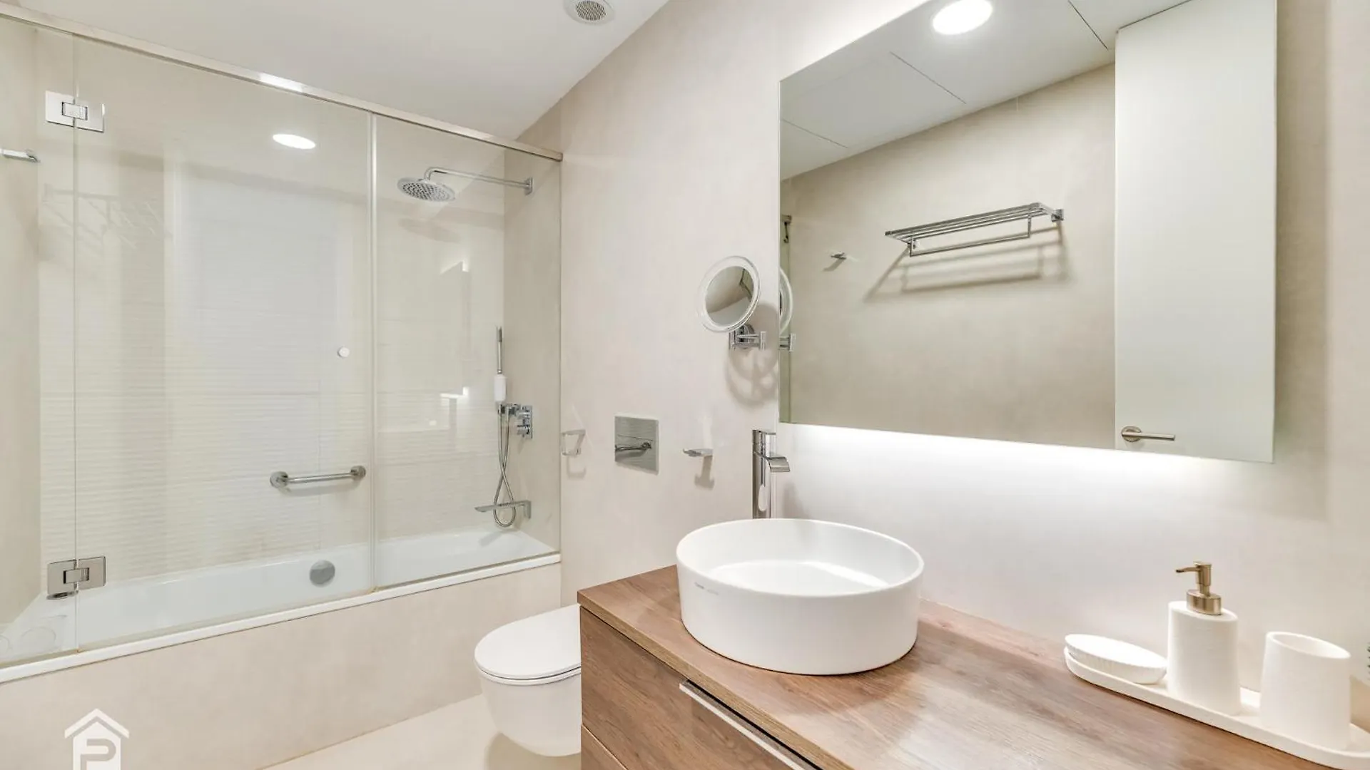 Edge Luxury Beachfront 3Br, 3 Pools, Spa, Gym Estepona 0*,  Spain