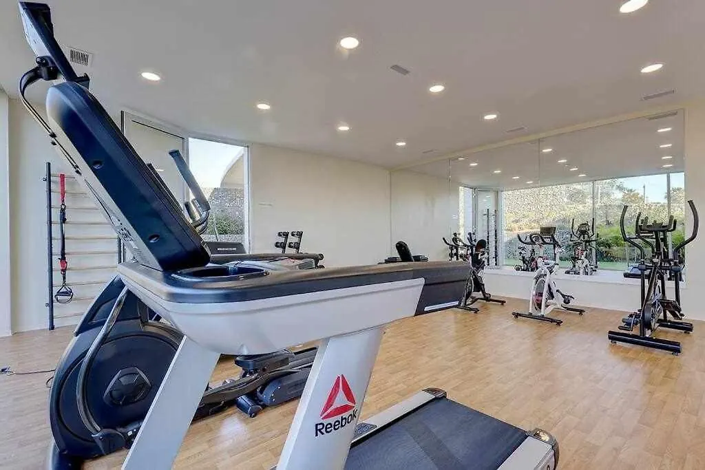 Edge Luxury Beachfront 3Br, 3 Pools, Spa, Gym エステポナ 0*,  スペイン