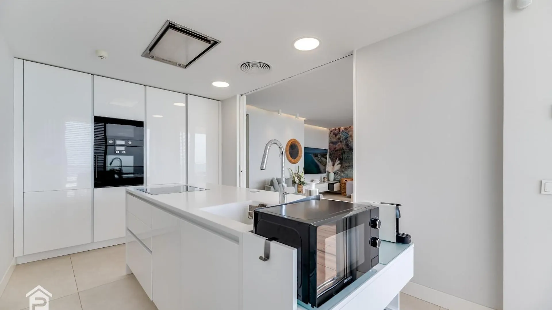 アパート Edge Luxury Beachfront 3Br, 3 Pools, Spa, Gym エステポナ スペイン