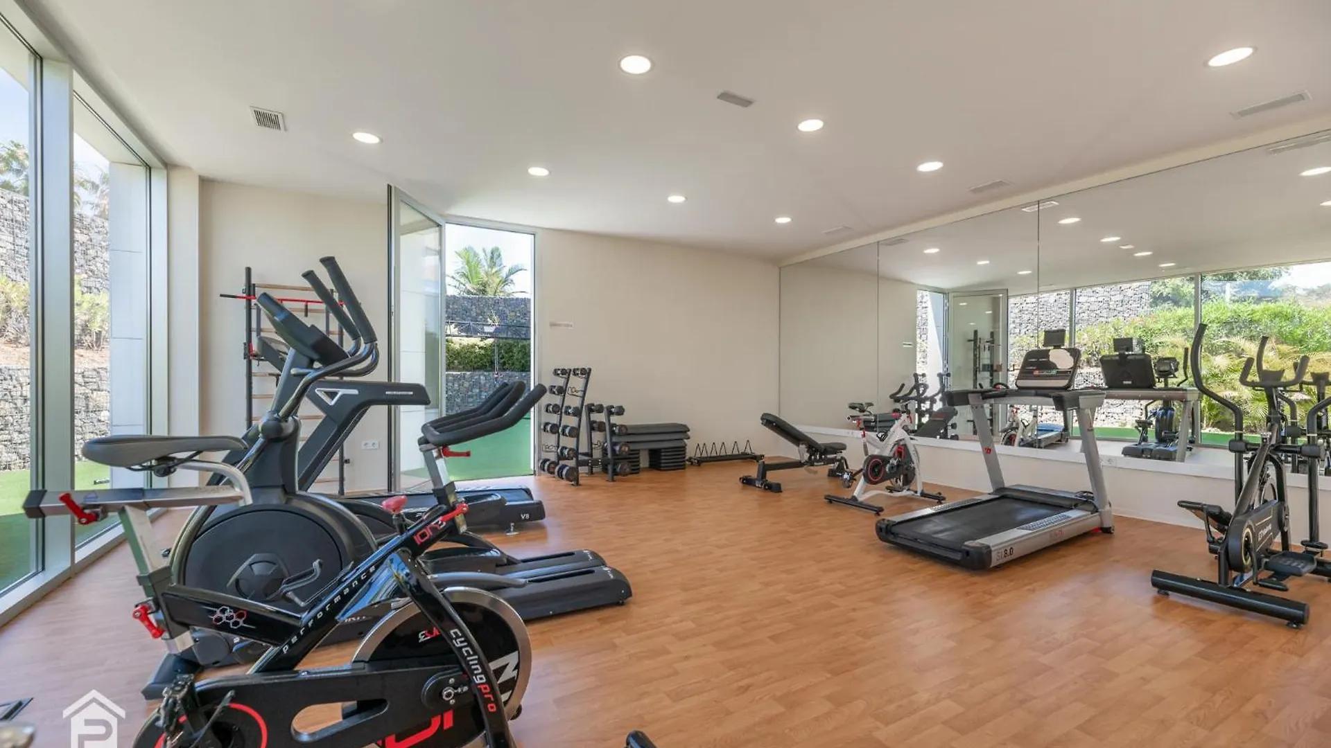 Edge Luxury Beachfront 3Br, 3 Pools, Spa, Gym エステポナ アパート